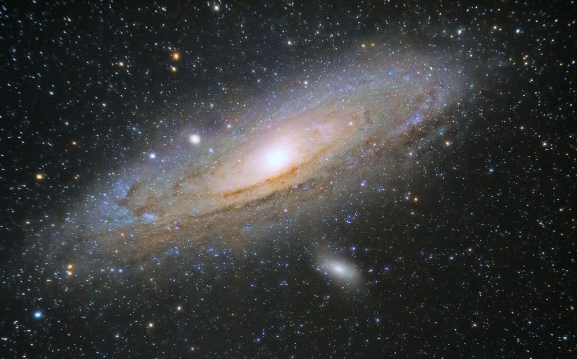 Foto: Alan Ćatović/ Galaksija Andromeda (M31) – veoma slična našoj, udaljena 2,5 miliona svjetlosnih godina. Andromeda nam se približava i u budućnosti će se sudariti sa našom galaksiijom. Najbolje se iz BiH vidi u jesen i zimu.
